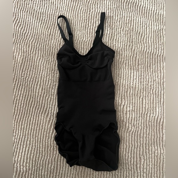 Skims shape wear body suit - Picture 3 of 3